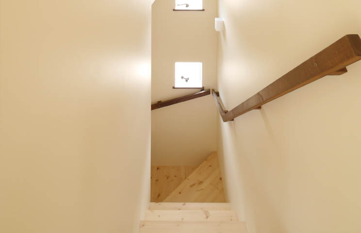 限られた空間を工夫したしっくいの壁と無垢材の階段