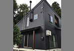 落雪式住宅の屋根への梯子がある外観