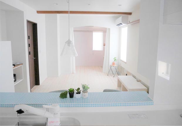 ライトブルーのタイルが部屋に溶け込む