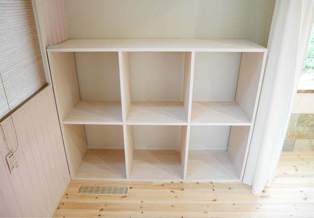 収納に便利な造り付けの棚