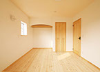 無垢材の床、ドアとクローゼットも木彫で落ち着く居室