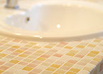 無垢材と調和する洗面台のタイル