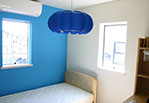 ブルーと白のヨーロッパ調の明るい子供部屋