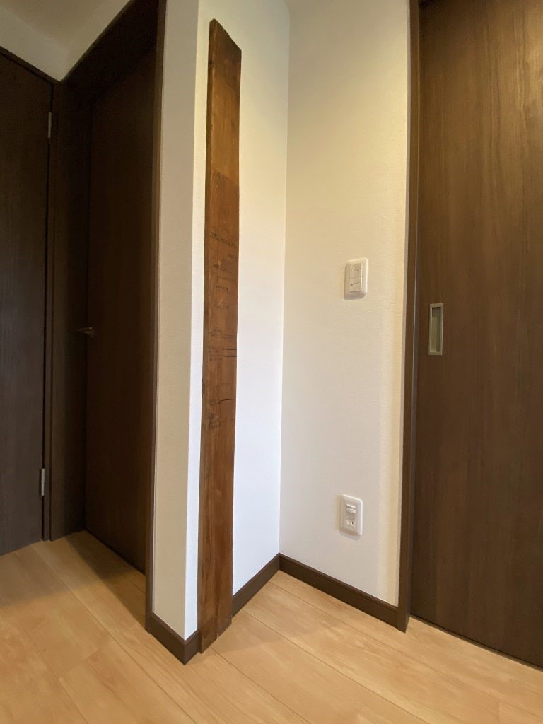 しっくいの壁と移築した柱